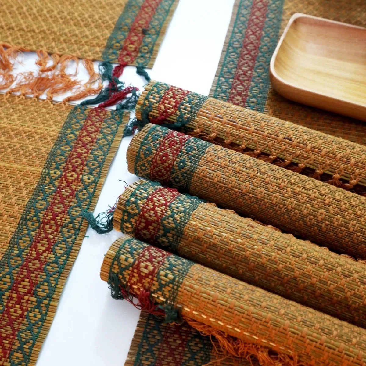 Handmade Dining Table Mats and Table Runner in Rust and Green (Set of 6/4) | Eco Friendly Tableware Sustainably Handwoven from Natural Grass